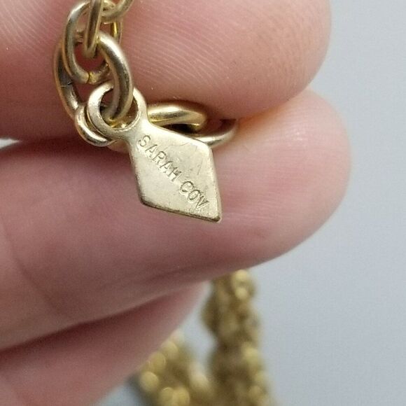 Vintage Sarah Coventry Large Oval Photo Locket Necklace, Gold Tone Scroll Design - Picture 8 of 9